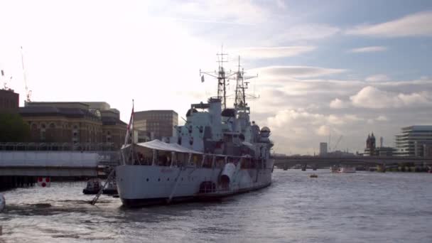 Schwenk Ansicht Eines Großen Schiffes Auf Der Themse Mit Waterloo — Stockvideo