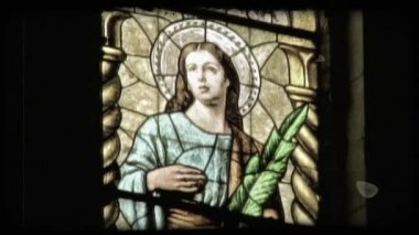 Bir katedral İtalya içinde iki vitray pencereler bir kadeh. Vintage stilize video klip.