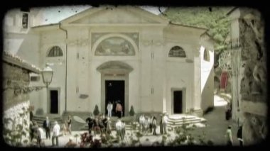 İtalya bir kasabada bir binanın dış çekim. Vintage stilize video klip.