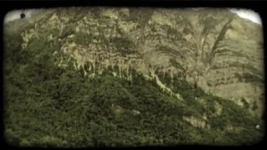 Yeşil yaz dağ görünümü Pan, yemyeşil kanyon dağları ve vadiler ağaçlar ve fırça yukarıda parlak bulutlu gökyüzü ile kaplı. Vintage stilize video klip.