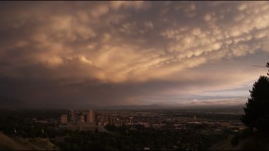 Salt Lake City, Utah, Capitol Hill, alacakaranlıkta bulutlu bir günde de dahil olmak üzere şehrin panoramik çekim.