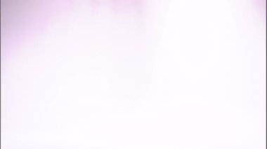 Beyaz bir arka plan üzerinde dans bir balerin klip