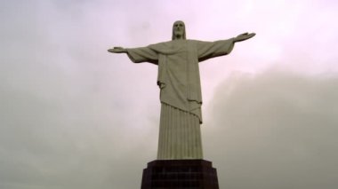 Rio de Janeiro'nun anıtsal heykel, İsa'nın kurtarıcı Corcovado dağ tepesine statik görüntüleri.
