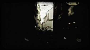 Viyana ortaya çıkıyor güneşin bir sokakta ve eskikum binalar içinde belgili tanımlık geçmiş üzerinden vurdu. Vintage stilize video klip.