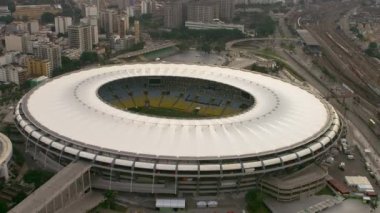 Rio de Janeiro - Haziran, 2013: Maracana futbol stadyumunun görüntüleri de dahil olmak üzere kentsel Rio de Janeiro, Brezilya, havadan görüntüleri. Hareket eden bir helikopterden çekildi.