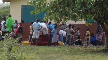 Çocukların neşeli git Afrika'da yuvarlak üzerinde oynarken geniş çekim