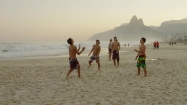 Rio De Janeiro-Haziran16, 2013: Bir daire içinde duran ve birbirlerine bir futbol tekme çocuklar yavaş hareket pan. Ipanema plajında çekildi, Rio de Janeiro, Brezilya.
