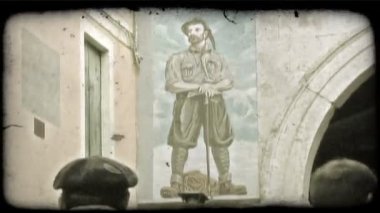 Bir adam bir duvara bir resim tarafından insanlar yürüyüş olarak bir kadeh. Vintage stilize video klip.
