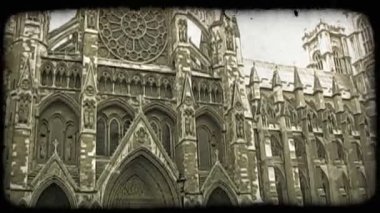 Ekim 2011 yaklaşık - Londra, İngiltere: nerede turist grupları bir araya Londra, İngiltere downtwon gözlemlemek için toplamak Pan aşağı Parlamento açık açık geçit ve ornately dekore edilmiş ana kapı, aşağı üstünden. Vintage stilize video klip.