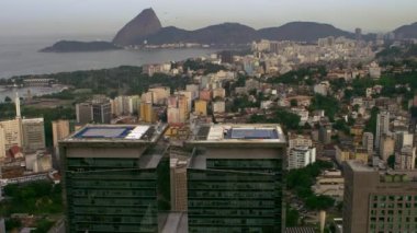 Rio de Janeiro'nun yüksek tanımlı hava tavası. Pencerelerin ve çatıların detayları bile bu klipte yakalanır..