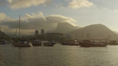 Rio de Janeiro - 19 Haziran 2013: Guanabara Körfezi'nde demirleme de çok sayıda teknenin statik çekim, Rio de Janeiro.