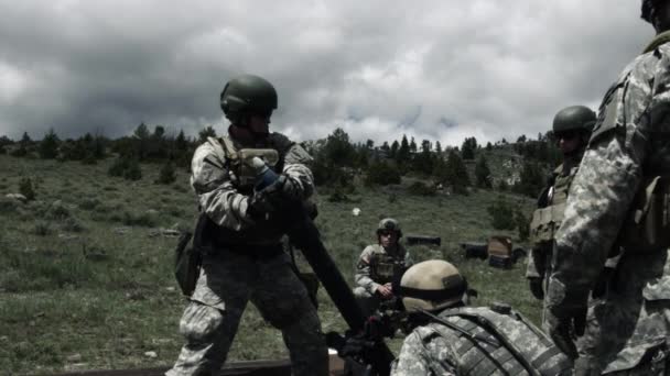 Lovitură Lentă Soldaţilor Care Încărcau Trăgeau Mortar Antrenament Green Beret — Videoclip de stoc
