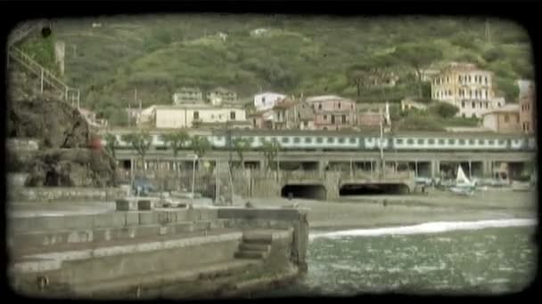 ワイドは イタリアで通り過ぎる列車のショット ビンテージの様式化されたビデオ クリップ — ストック動画