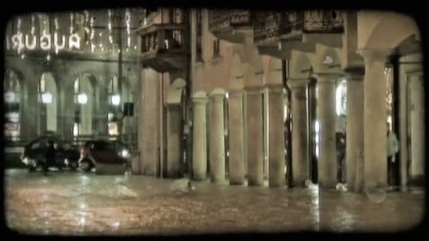 Een Vergrendelen Shot Van Een Italiaanse Straat Nachts Vintage Gestileerde — Stockvideo
