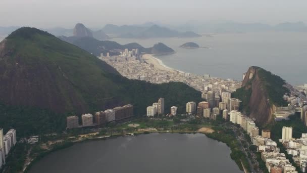 Ilmakuva Lahdesta Atlantin Valtamerestä Riossa Vuoret Ovat Kauempana Taivas Harmaa — kuvapankkivideo
