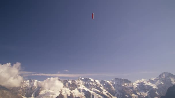 Sviçre Alpleri Üzerinde Uçan Bir Yamaçparaşütü Uzun Mesafe Atış Atış — Stok video