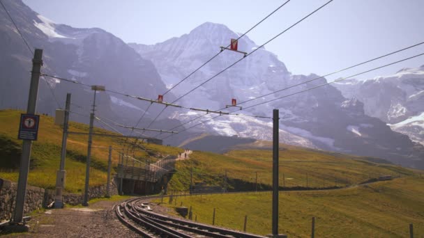 Ferrocarril Suizo Con Vistas Los Nevados Picos Eiger Jungfrau Los — Vídeos de Stock