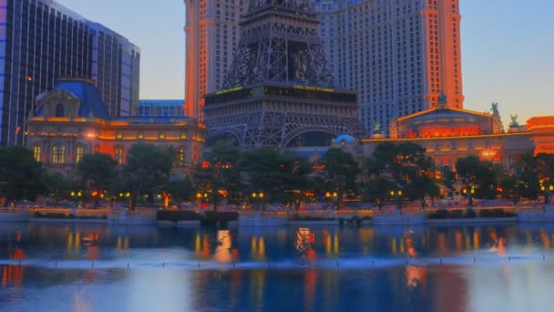 タイムラプス ベラージオ ホテル巨大なズームの距離で Ballys パリのホテル カジノ付きのプールの噴水 — ストック動画