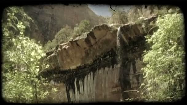 Ein Kleiner Wasserfall Rieselt Von Einem Felsvorsprung Herab Und Fällt — Stockvideo