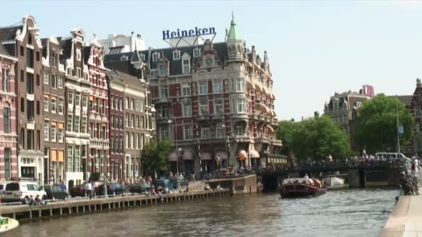 阿姆斯特丹 2012年 在阿姆斯特丹运河与一艘渡轮 从一座桥向镜头走来 一条街道和建筑都和运河旁 — 图库视频影像