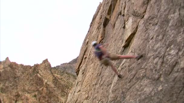 登山者在山的脸上跳跃的镜头 — 图库视频影像