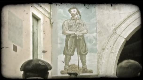 Aufnahme Eines Gemäldes Eines Mannes Einer Wand Während Unten Menschen — Stockvideo