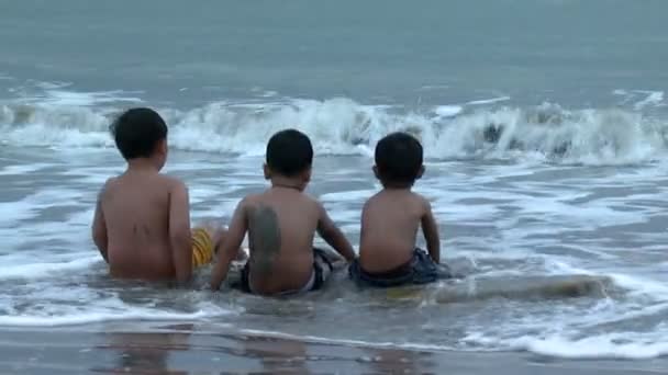 Bali Indonesia Circa 2013 Ampia Ripresa Ragazzi Boogie Board Spiaggia — Video Stock