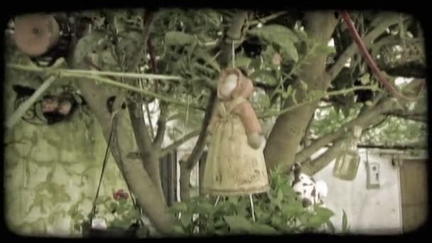 Uma Boneca Pendurada Numa Árvore Itália Vintage Clipe Vídeo Estilizado — Vídeo de Stock