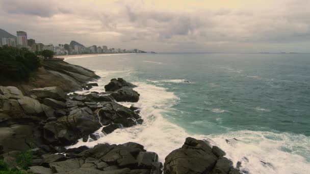 Zwolnionym Tempie Strzał Skał Fale Zachodnim Wybrzeżu Rio Janeiro Brazylia — Wideo stockowe