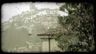 Bir tavada bir İtalyanca dağ köyü yaptı. Vintage stilize video klip.