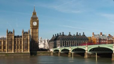 Londra'daki Westminster Köprüsü'nde trafik hızlandırılmış. Big Ben'e ve Parlamento yanındaki Thames görülebilir.