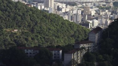 Çapraz pan evleri ve Maracan çevreleyen tepeler Rio de Janeiro? Futbol Stadyumu.