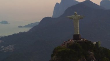 Rio De Janeiro - Haziran 2013 yaklaşık: İsa kurtarıcı heykel günbatımı Rio de Janeiro, Brezilya Corcovado Dağı'nda. Görüntüleri bir helikopterden çekilmiş