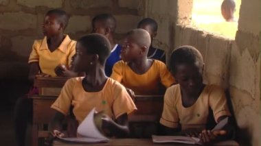 Afrika, Kenya - Ağustos 2010 yaklaşık: Classrom çocuklarda, orta geniş vurdu
