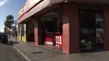 Dükkan Miami'de geçen bir geniş açı objektif bir kamyon vurdu.