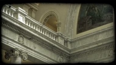 Yavaş pan iç Utah Capitol, withmarble sütun, karmaşık tasarım ve arka duvarda büyük duvar resmi. Vintage stilize video klip.