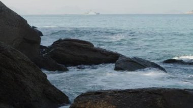 Ağır çekim shot kırmızı Beach deki Rio buzlu çökmesini dalgaları.