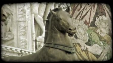 Bir kilitleme atış bir bronz at İtalyan bir bina. Vintage stilize video klip.