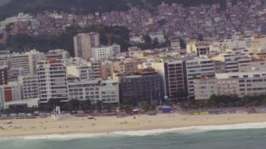 Rio de Janeiro, Brezilya sahil şeridi üzerinde uçan