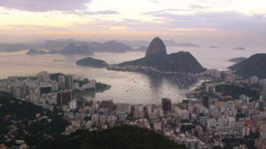 Hala A yakalar güzel bir pembe ve mavi gün batımı şehir ve Rio de Janeiro şehrine deniz üzerinde
