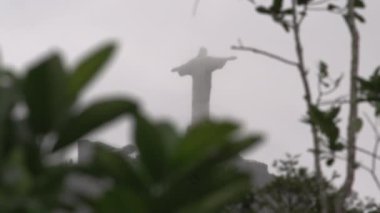 Rio, Brezilya - Haziran 22, 2013: Uzanmış elleri ile üstüne Christ Redeemer heykeli ile eski fort Shot. Filme