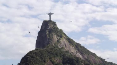 Rio De Janeiro, Brezilya - Haziran 2013: Rio de Janeiro, Brezilya'ya bakan Kurtarıcı İsa'nın heykelinin fotoğrafı.