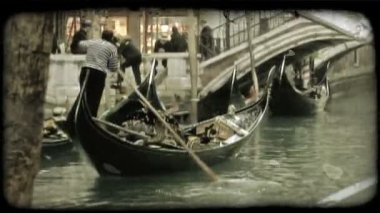 Venedik, İtalya 2012 yaklaşık: Bir şair, onun gondol vurdu. Vintage stilize video klip.