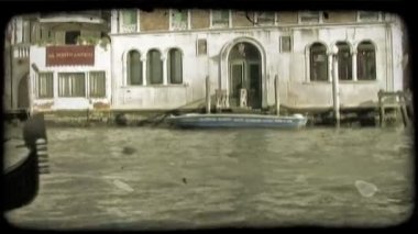 Bir gondol Venedik su ile hareketli bir kadeh. Vintage stilize video klip