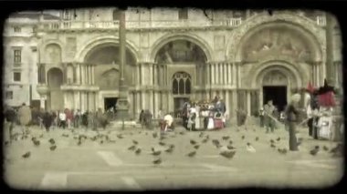 Zaman atlamalı bir plaza İtalya bir kadeh. Vintage stilize video klip.