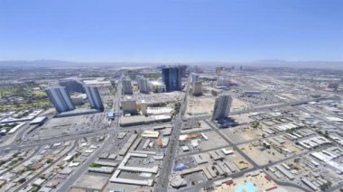 Timelapse, Las Vegas Strip ve casinolar ve oteller uzaktan Rating gösterilen Stratosphere otel tepesinden kaydırma ve bozuk görünümü.