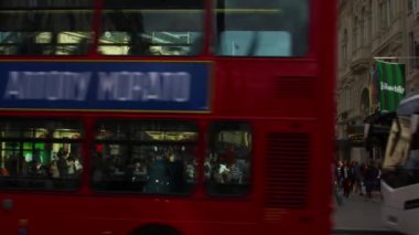 Londra - Ekim 7, 2011: Londra'da Piccadilly Circus Shot. İnsanlar plazada yürüyor ve arabalar, kamyonlar ve çift katlı otobüsler kameranın önünden geçiyor..