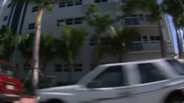 Miami bir yerleşim bölgesinde geçen bir geniş açı lens ile çekim bir kamyon.
