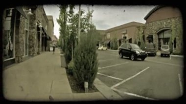 Siyah parlak lexus hibrid araç park alanı çeker ve araba ve walkes lüks açık alışveriş merkezi, adam çıkar. Vintage stilize video klip.
