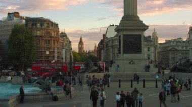 Yaklaşık Ekim 2011 - Londra, İngiltere: Big Ben uzaktan görülen ile Londra'da Trafalgar Meydanı'na güzel atış. Nelson's Column ve bir çeşme de görünür. İnanılmaz renk. Ekim, 2011 vurdu.